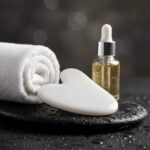 سنگ گواشا کوارتز اوپالین سفید با سطح صاف و لبه‌های منحنی مناسب ماساژ صورت سنگ گواشا رزکوارتز صورتی برای ماساژ و لیفت صورت